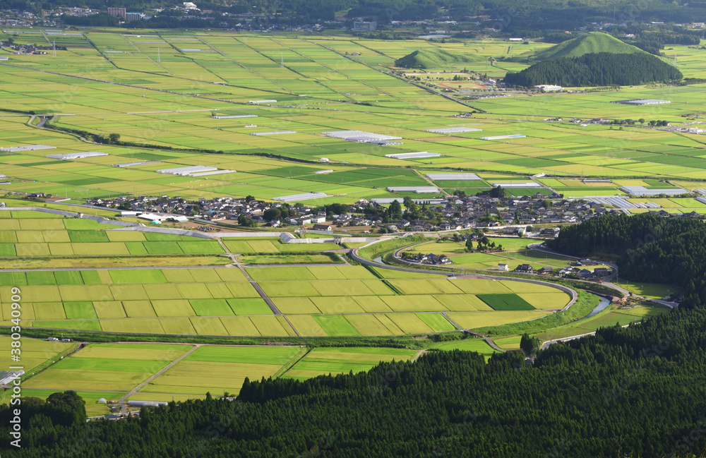 Obraz premium 熊本県・阿蘇国立公園の田園パッチワーク 