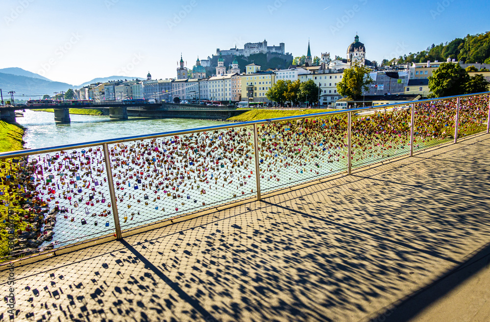 Obraz premium love padlocks at a bridge in the famous old town of Salzburg in Austria