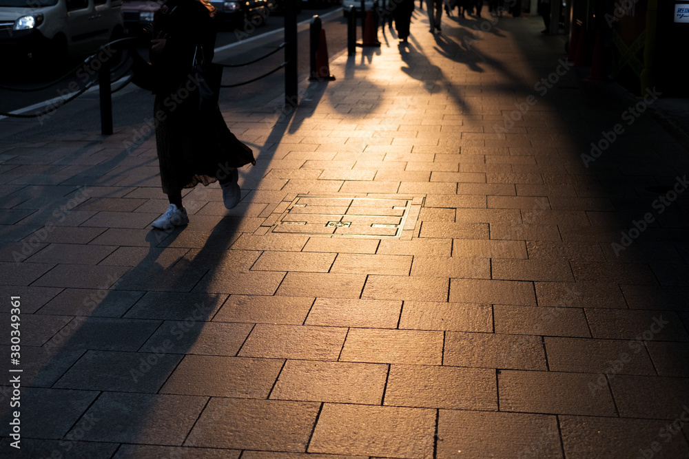 夕方歩く人
