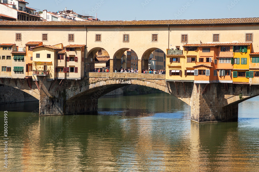 Fototapeta premium Florence, Italy: Ponte Vecchio over the Arno river on a sunny day