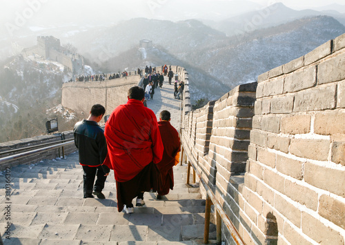 Photographie view of people walking along the great wall in china