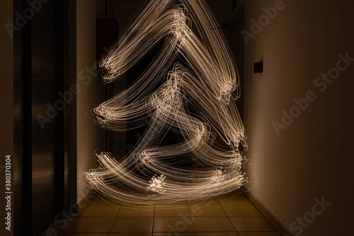 Foto de larga exposición de senderos de luz haciendo una forma de árbol de navidad sobre un fondo negro con luces led para texto 2020 2021