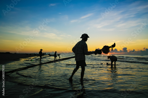 Nam Dinh, VIETNAM - August 1 :. Fishermen working in the fishing village of Hai Hau, Vietnam on August 1, 2014 in Hai Hau district, Nam Dinh .