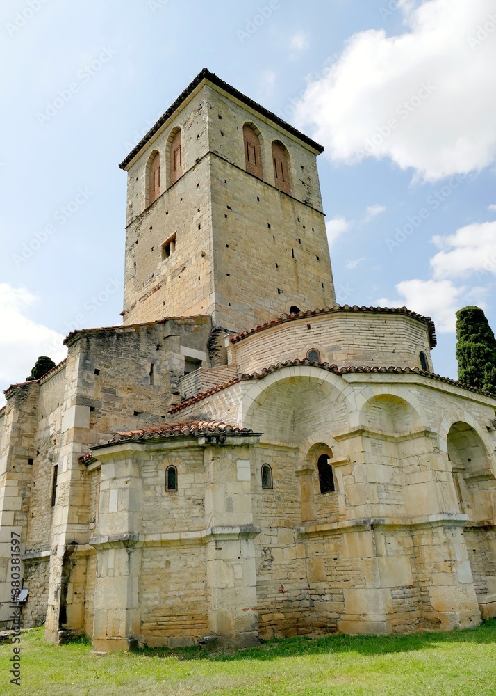 L'abside et le clocher de la basilique Saint-Just de Valcabrère