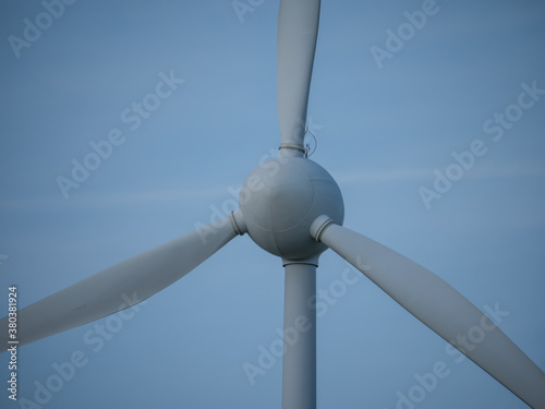 Nahaufnahme Rotor Windkraftanlage vor blauem Himmel
