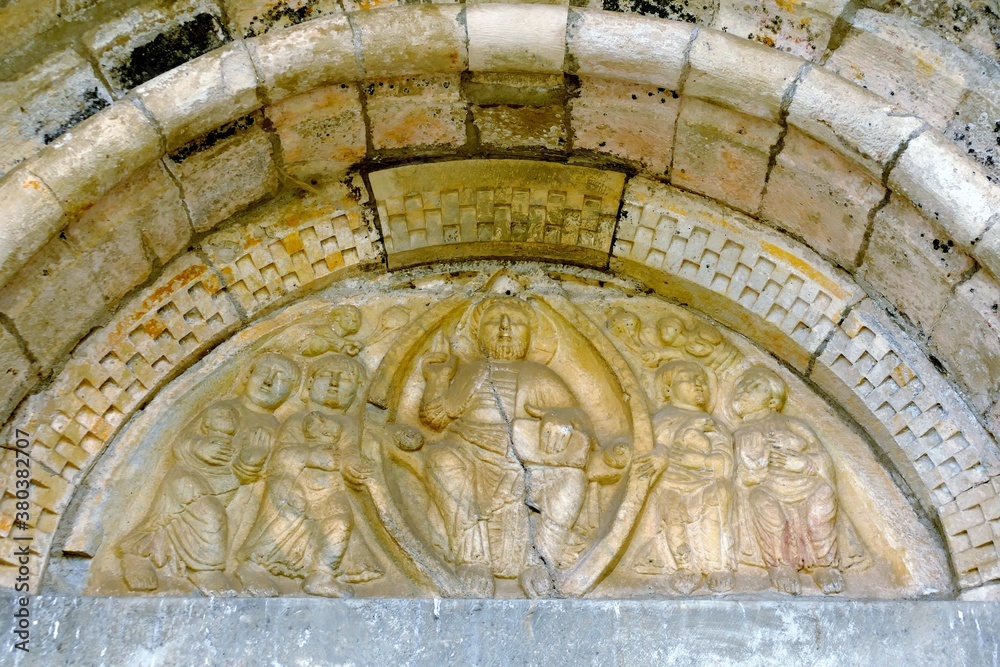 Tympan sculpté au-dessus du Portail de la basilique Saint-Just de Valcabrère
