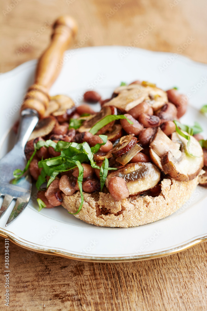 Blackeyed Peas and Mushrooms on English Muffins Blackeyed Peas and Mushrooms on English Muffins