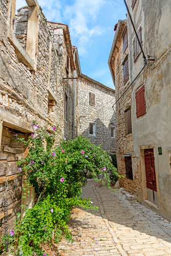 Typical street scene in the medieval town Bale in the Istrian peninsula © Aquarius