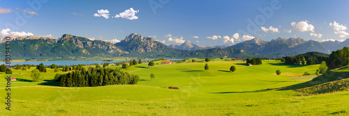 Panorama Landschaft im Allgäu mit Forggensee und Säuling bei Füssen