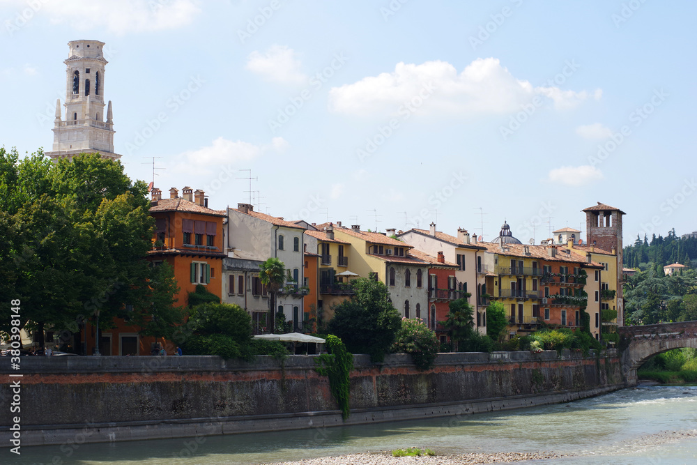 Eglise et demeures italiennes bordant l'Adige