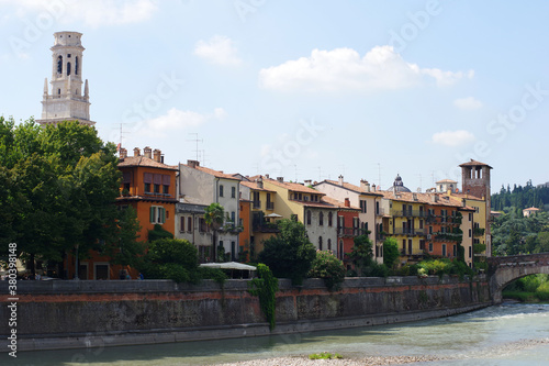 Eglise et demeures italiennes bordant l'Adige