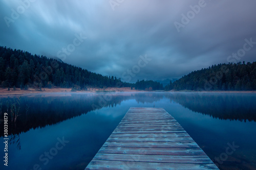 Stazersee mit Nebel im Indian Summer