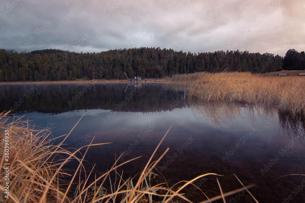 Fototapeta premium Stazersee mit Nebel im Indian Summer