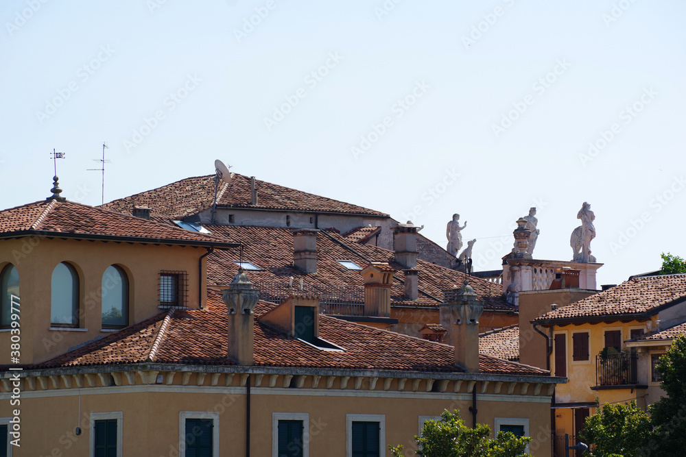 Statues dépassant des toits