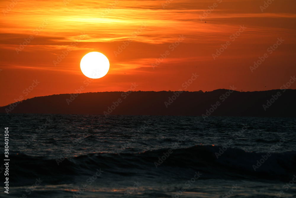 Puesta de sol en el cerro con el mar