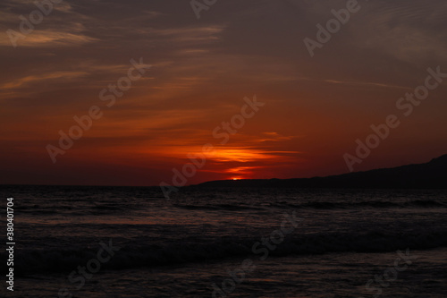 Puesta de sol en el cerro con el mar © Andrea