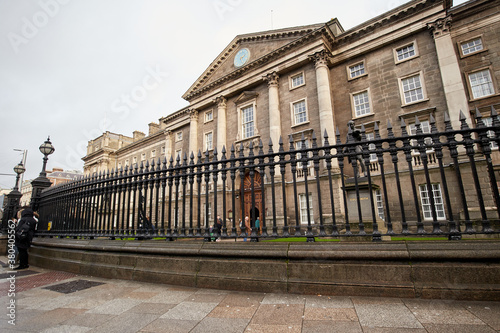 Obraz na płótnie The exterior of Trinity College in Dublin, Ireland w salonie