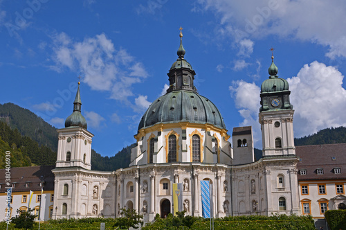 Klosterkirche der Benediktinerabtei Ettal im Pfaffenwinkel, Landkreis Garmisch-Partenkirchen, Südbayern, Deutschland © Waldteufel