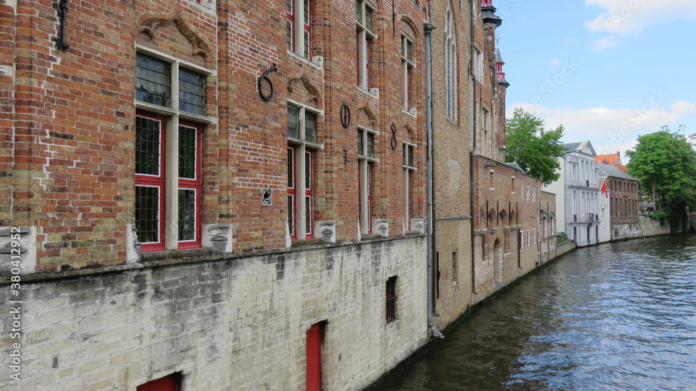 Vista de casas donde las paredes laterales de las propiedades, son parte de un canal navegable.
