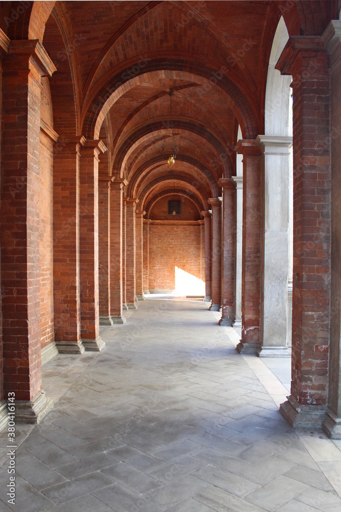 Colonnato in mattoni di una chiesa di Milano