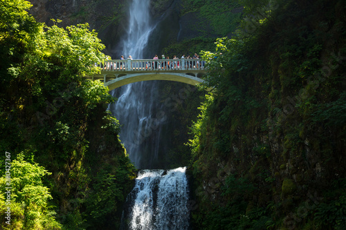 Obraz na plátně Columbia River Gorge, Oregon - 6/18/2015: Multnomah falls in the columbia River Gorge National Scenic Area