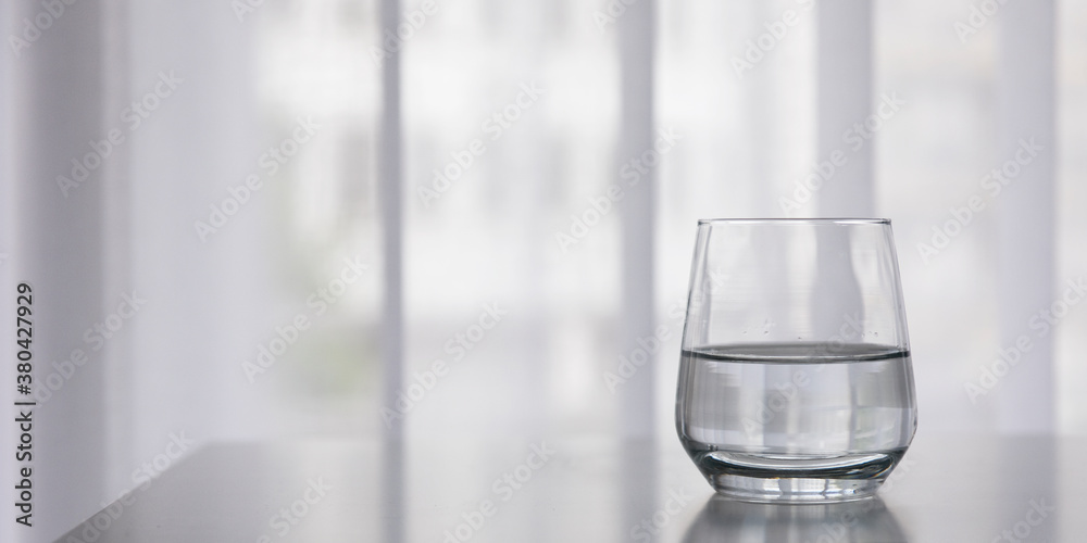 Glas, Wasser, halbvoll Glas, Wasser, halbvoll