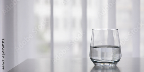 Glas, Wasser, halbvoll