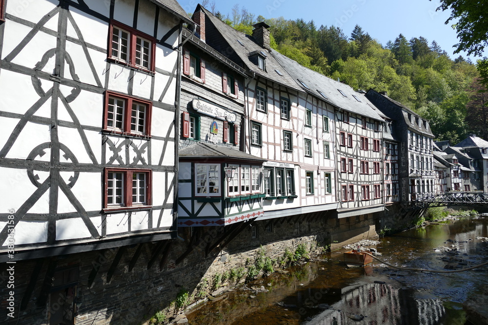 Fachwerk-Häuserzeile an der Rur in Monschau / Eifel Fachwerk-Häuserzeile an der Rur in Monschau / Eifel
