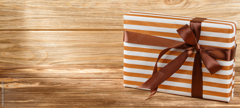 Obraz premium Gift box with ribbon on wooden background