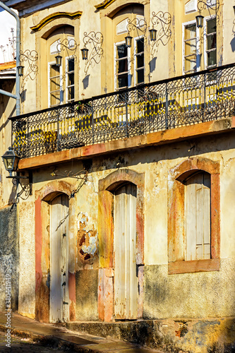 Facade of old house in colonial architecture worn by time in the city of Ouro Preto, Minas Gerais, Brazil © Fred Pinheiro