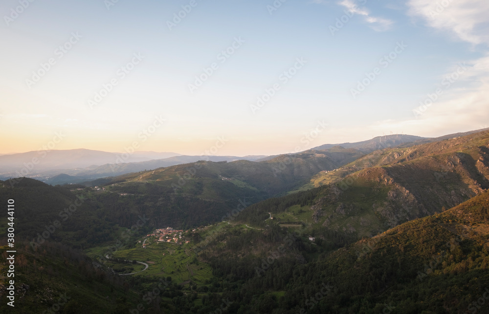 bonita paisagem ao pôr do sol de aldeia isolada nas montanhas Sistelo Portugal