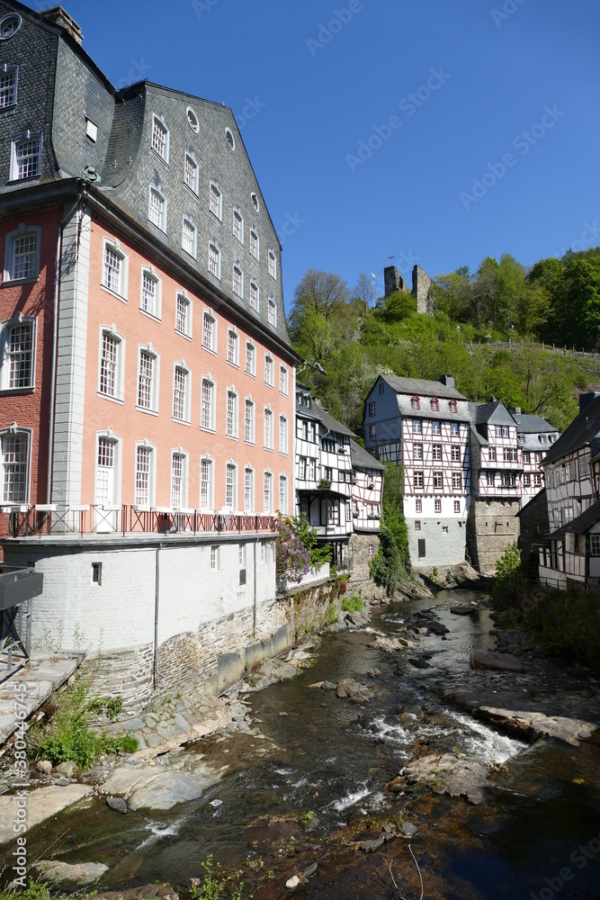 Rotes Haus und Fachwerkhäuser an der Rur in Monschau / Eifel