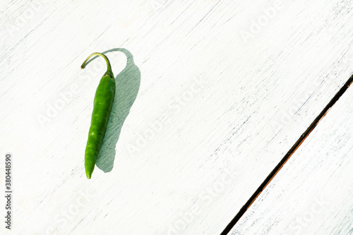 Zielona papryka chili, na jasnym tle, pikantna przyprawa.