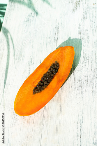 Pomarańczowa papaja, tropikalny owoc na jasnym tle.