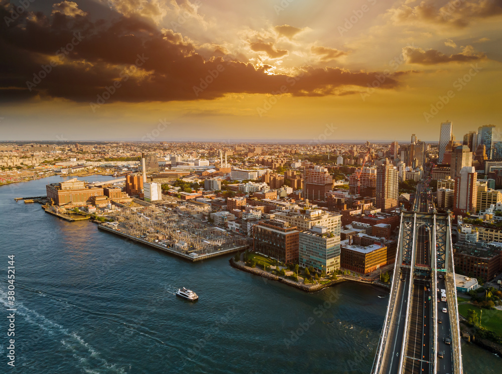 Naklejka premium Aerial view of on over Brooklyn, New York over Hudson River near the Brooklyn bridge of New York City