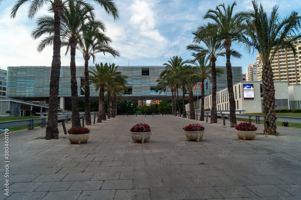 Ayuntamiento de Benidorm que está situado junto al Parque de l' Aigüera (Alicante, España).