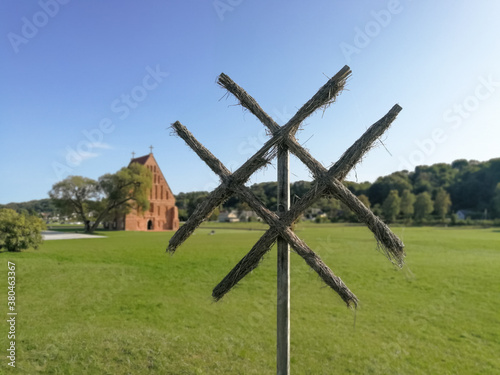 Foto Old pagan symbol similar to hash tag in front of church