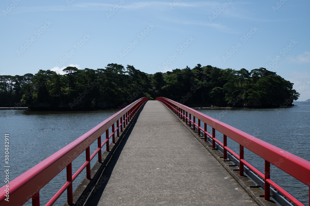 日本にある伝統的な赤い橋 日本にある伝統的な赤い橋