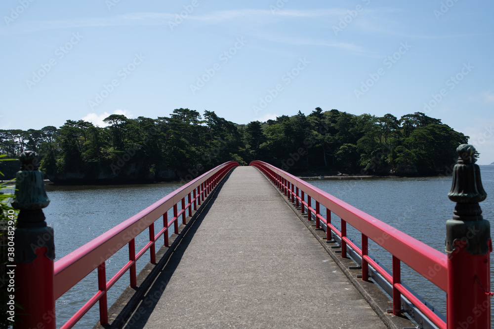 日本にある伝統的な赤い橋 日本にある伝統的な赤い橋