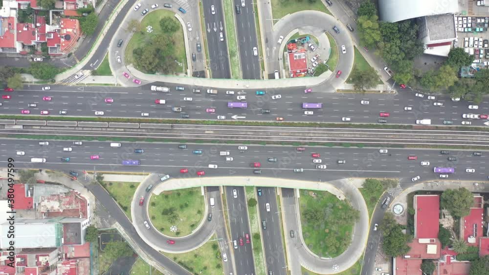 Vista aérea cenital del tráfico vehicular en el trébol de Circuito Interior Río Churubusco y Calzada de Tlalpan en la Ciudad de México