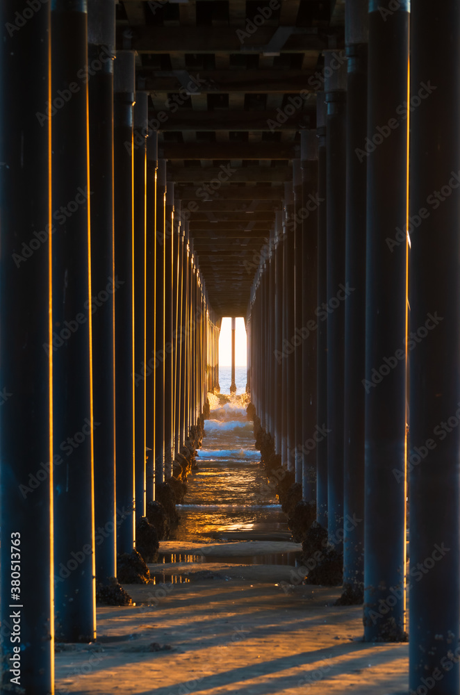Fototapeta premium Under The Pismo Beach Pier
