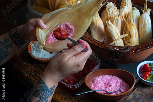 Tamales mexicanos dulces hoja de maiz choclo cazuela platillo latino ingredientes elaboración praparación manos envuelto cocinera relleno ancestral tradiciones día de muertos candelaria photo