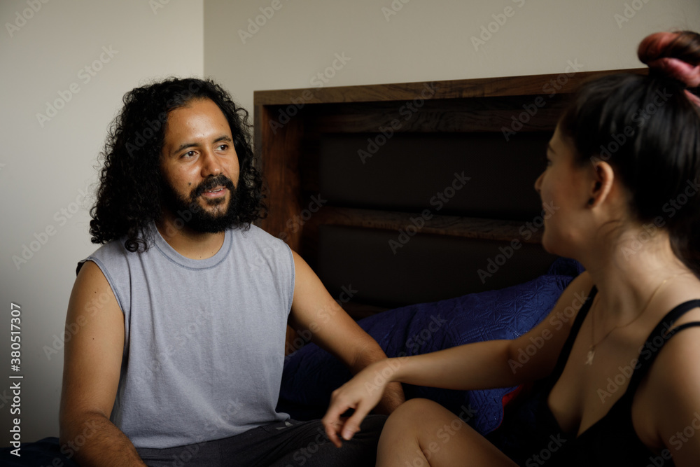 Obraz premium Joven pareja de recien casado matrimonio discutiendo platicando dentro de casa en la cama