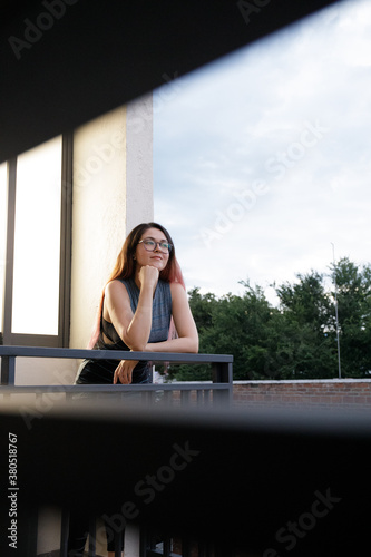 joven pareja mexicana platicando en balcon durante el atardecer relajados sonrientes Free Download joven pareja mexicana platicando en balcon durante el atardecer relajados sonrientes - GFXLoad