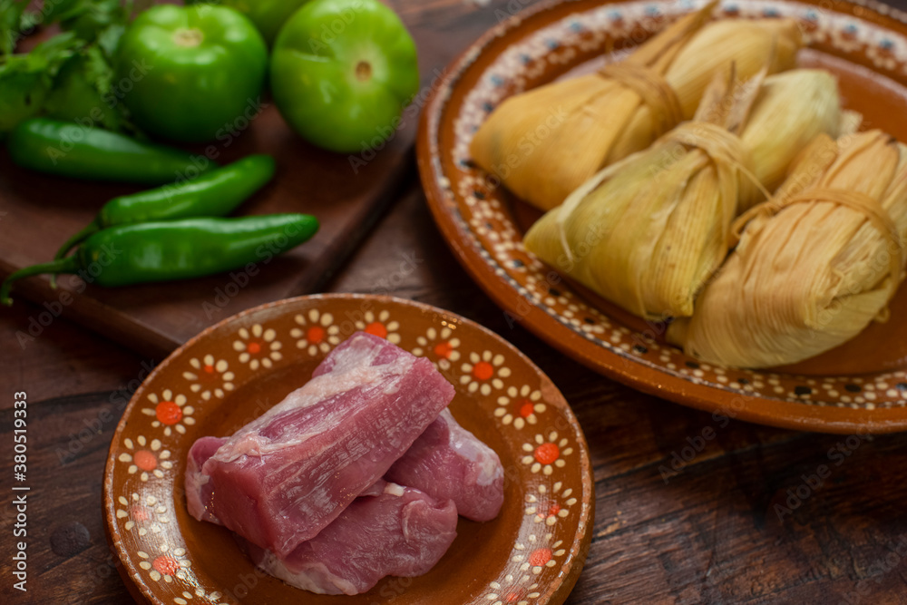 Tamales mexicanos hoja de maiz salsa tomatillo verde picantes chile carne de cerdo platillo latino ingredientes envuelto relleno ancestral tradiciones día de muertos candelaria Tamales mexicanos hoja de maiz salsa tomatillo verde picantes chile carne de cerdo platillo latino ingredientes envuelto relleno ancestral tradiciones día de muertos candelaria