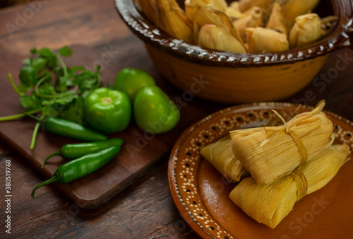 Tamales mexicanos hoja de maiz salsa tomatillo verde picantes chile carne platillo latino ingredientes envuelto relleno ancestral tradiciones día de muertos candelaria
