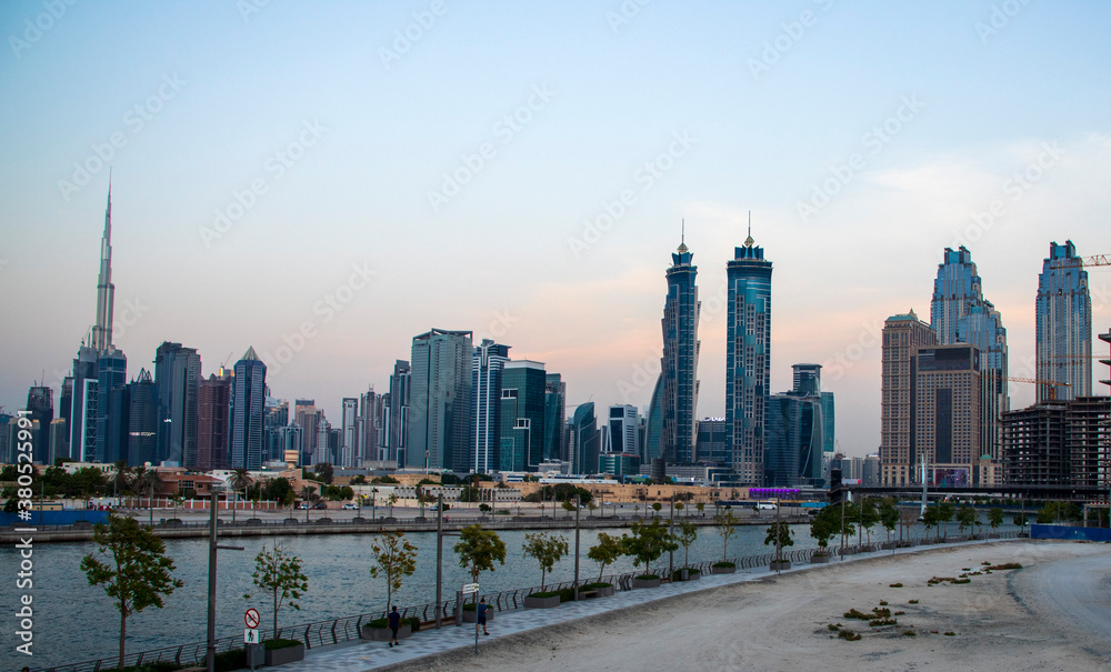 Obraz premium View of the Dubai city skyline at 