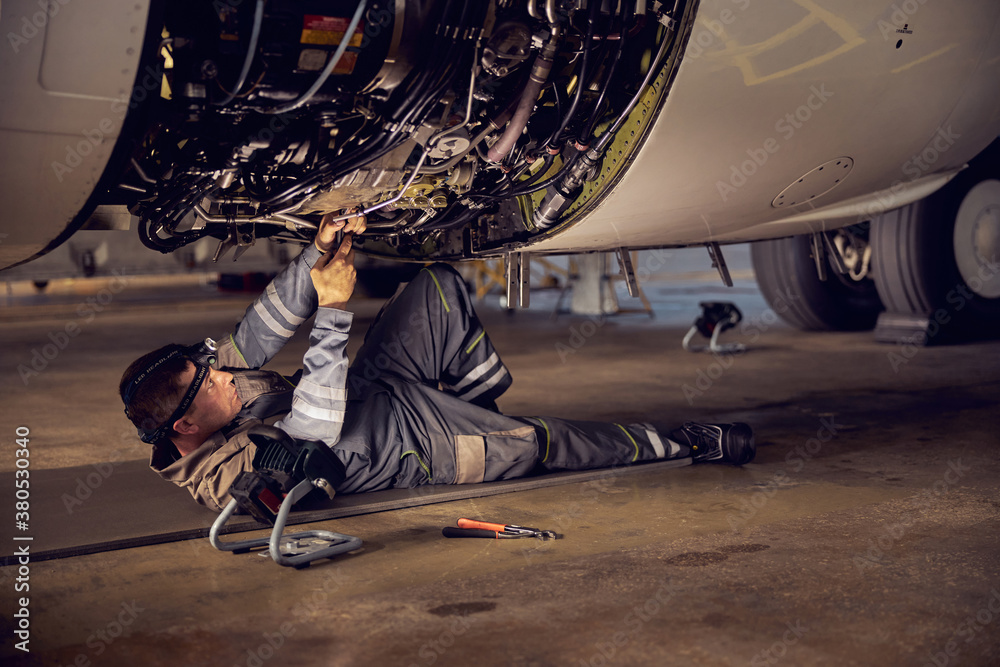 Φωτογραφία Repair and maintenance of aircraft engine on the wing of the aircraft
