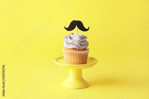 Tasty cupcake with stylish ...