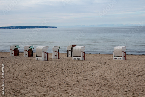 Strandkörbe am Strand Ostsee mit HIntergrund Steg Schiff 